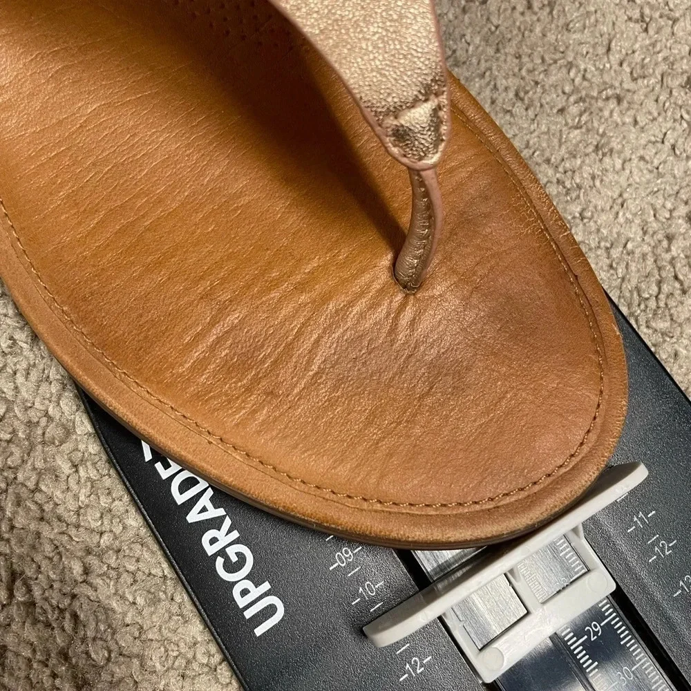 fitflop Rose Gold Banda Leather Toe-Post Sandal